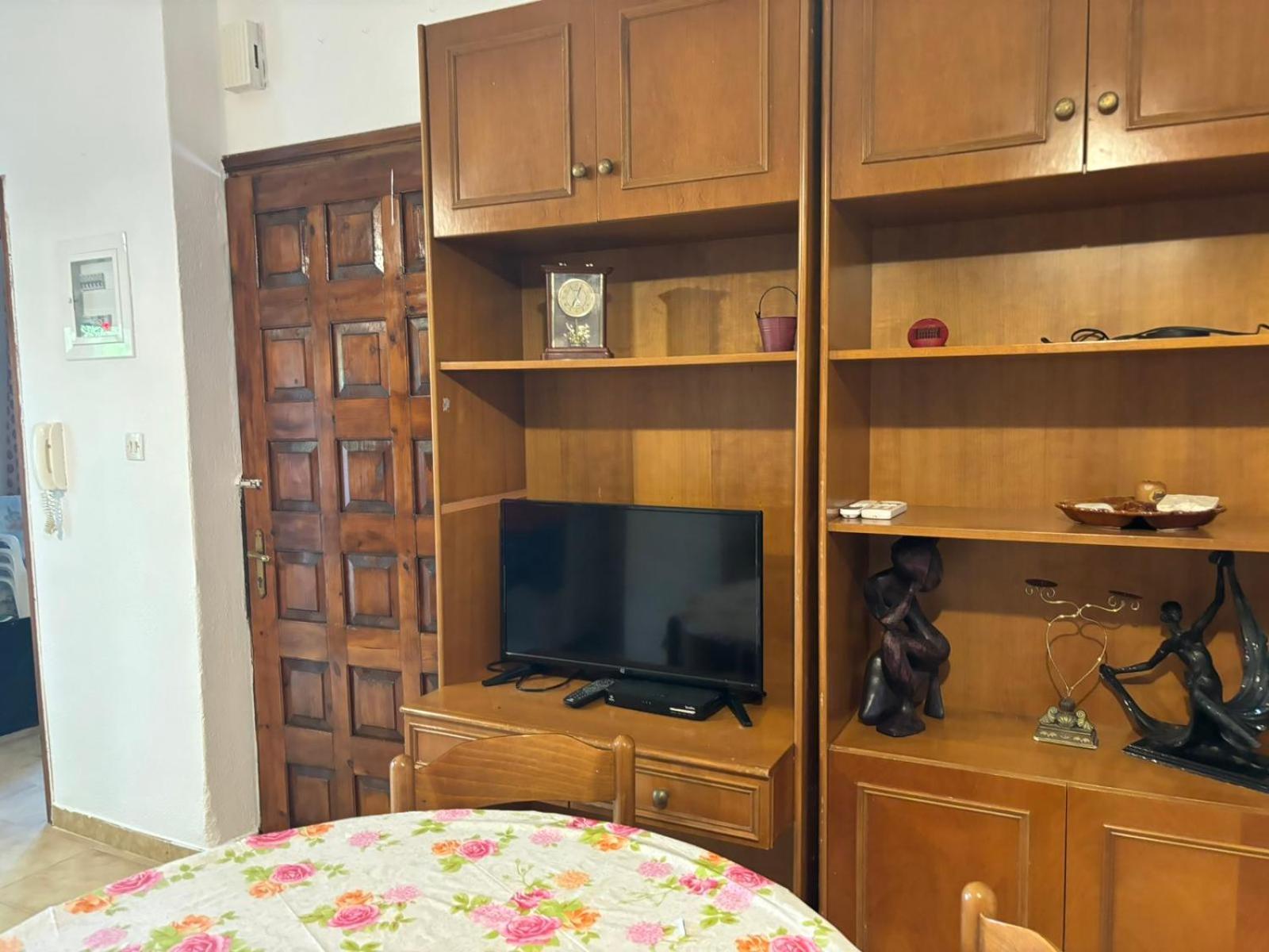 Island Apartments เนอาวรัสนา ภายนอก รูปภาพ