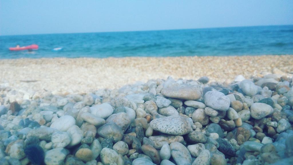 Island Apartments เนอาวรัสนา ภายนอก รูปภาพ